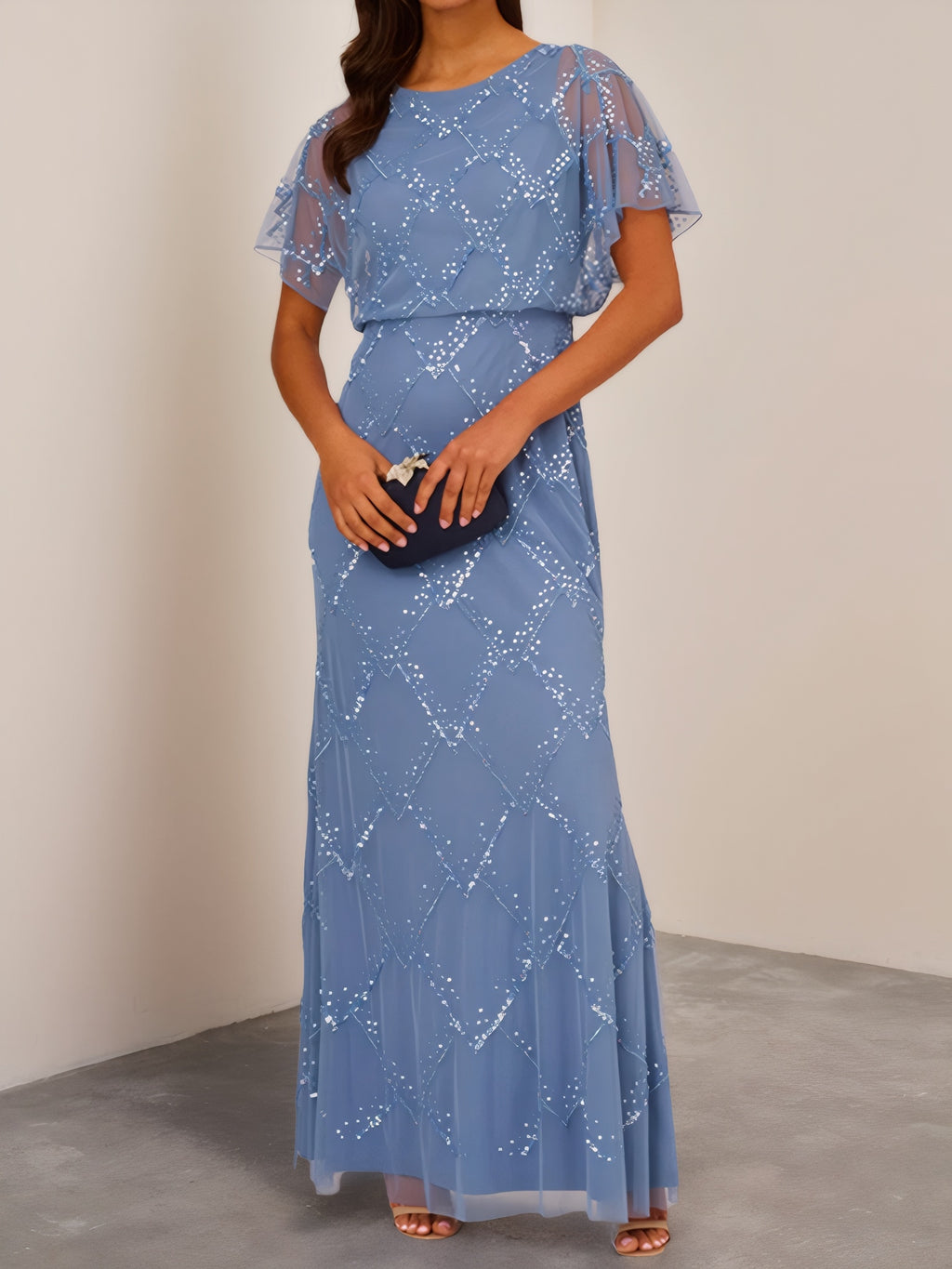 Vestido azul cielo con cuentas y mangas con vuelo ilusión