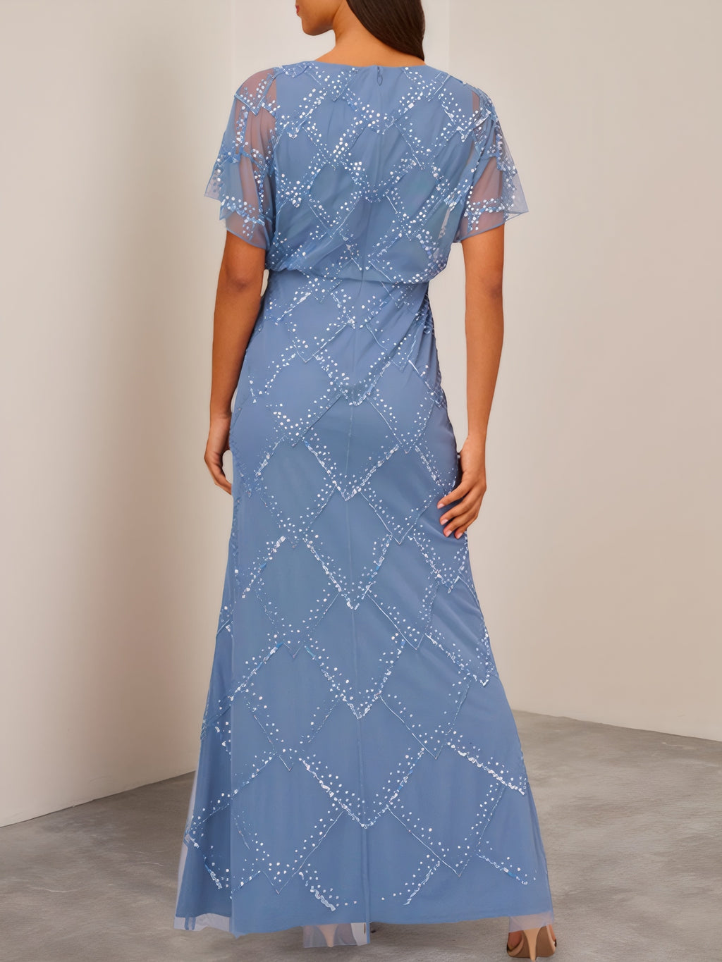 Vestido azul cielo con cuentas y mangas con vuelo ilusión