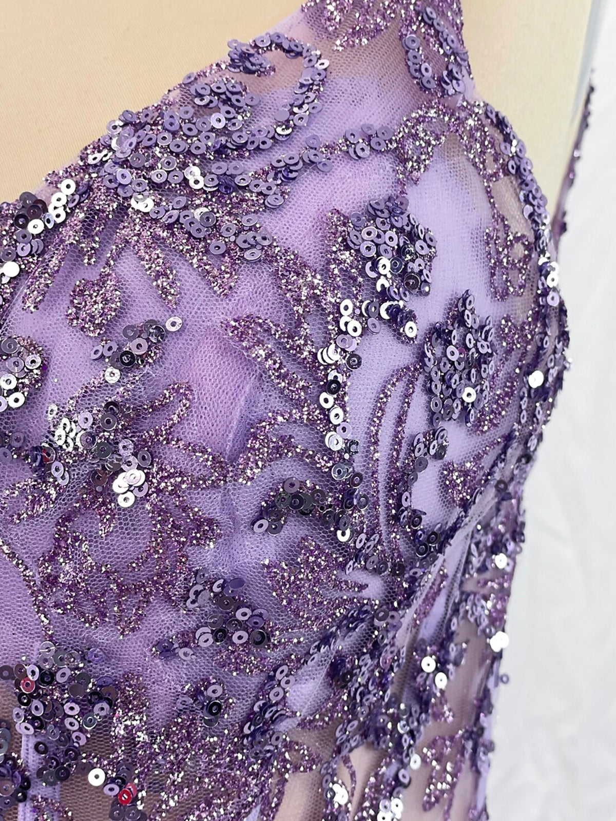 Vestido de sirena sin mangas con encaje y lentejuelas