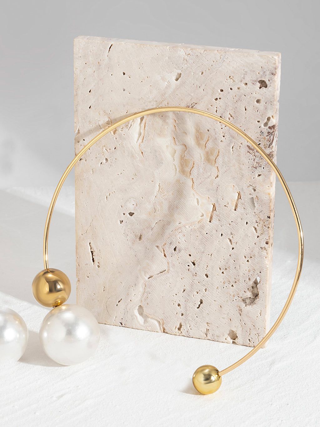 Gold Round Necklace with Pearl