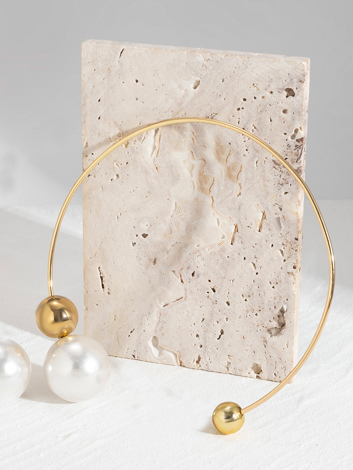 Gold Round Necklace with Pearl