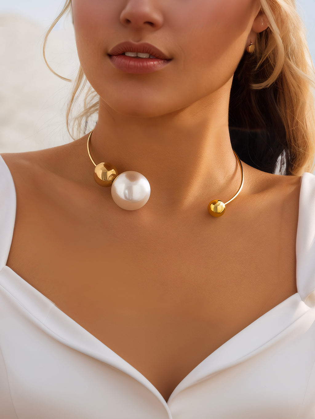 Gold Round Necklace with Pearl