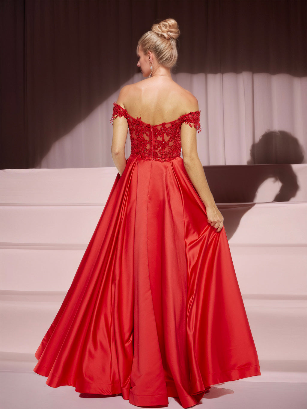 Vestido vermelho de cetim com ombros descobertos e renda