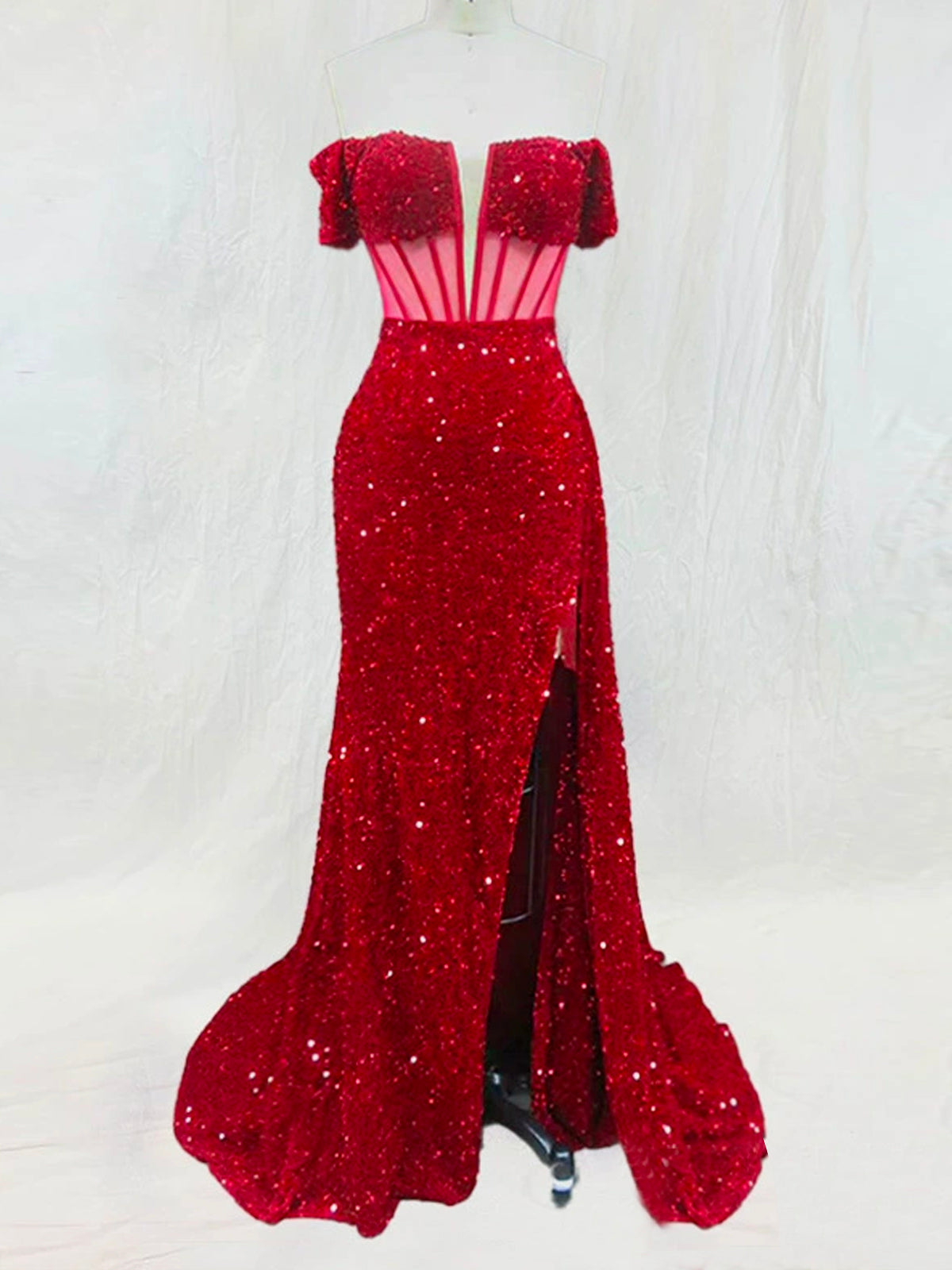 Vestido de sirena rojo con hombros descubiertos y espalda con cordones