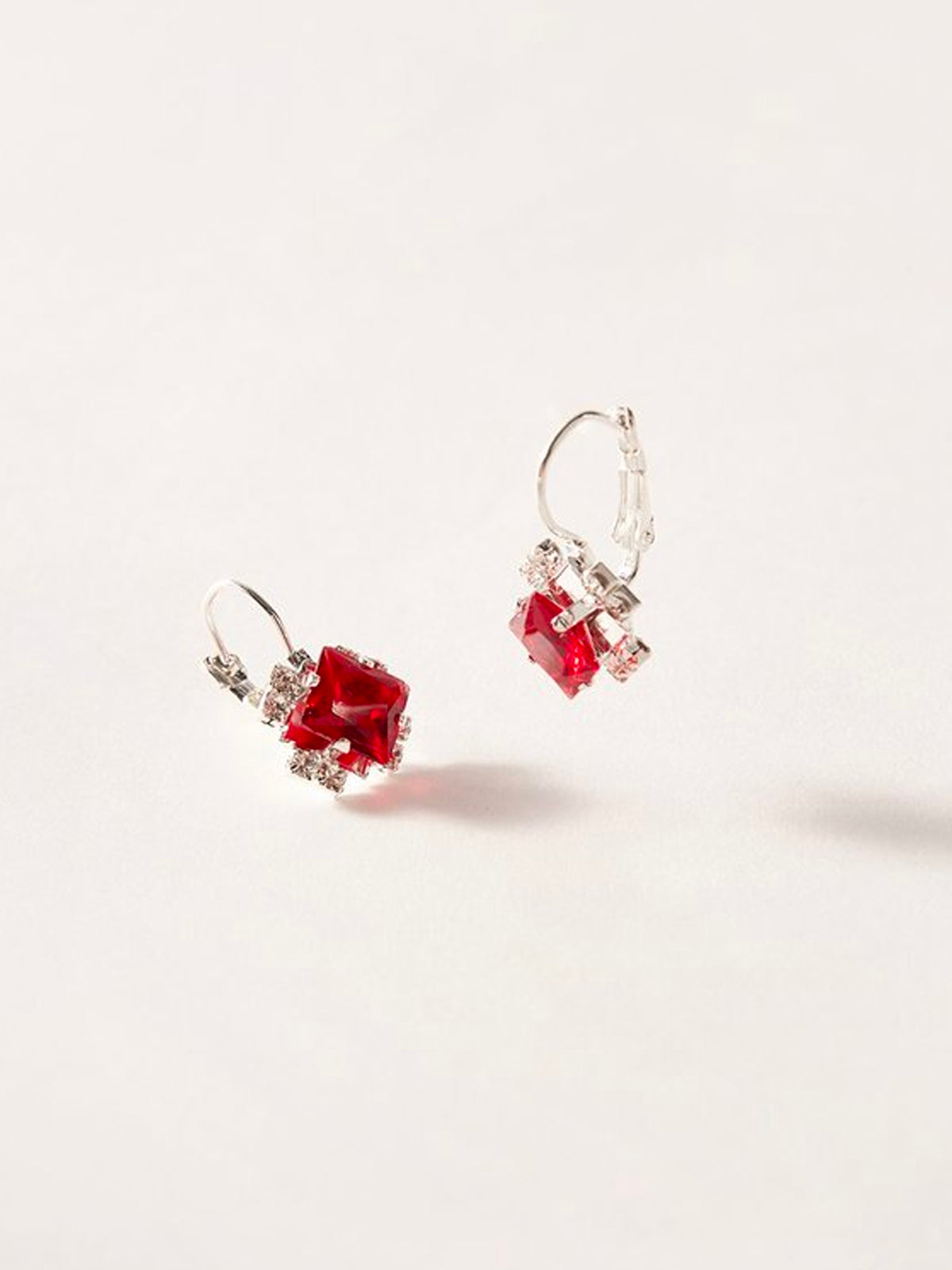 Pendientes rojos con diamantes de imitación y gemas