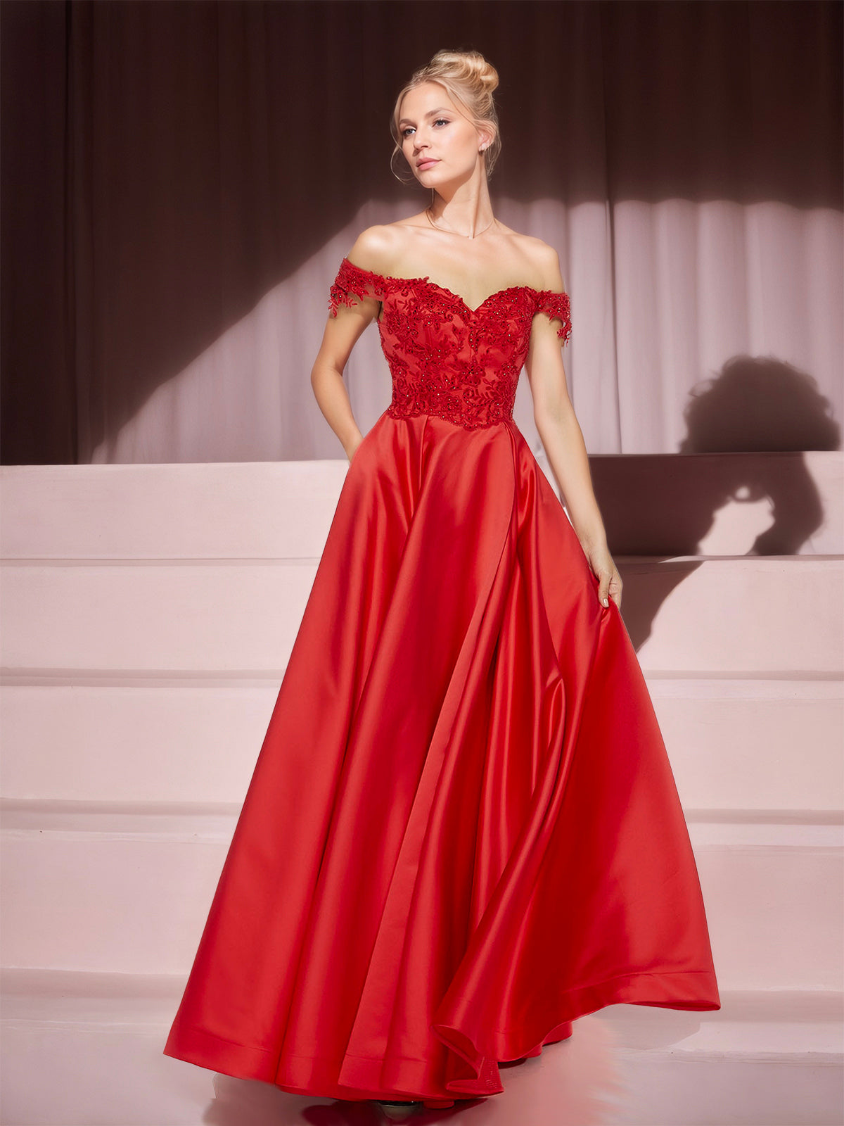 Vestido rojo de satén con hombros descubiertos y encaje