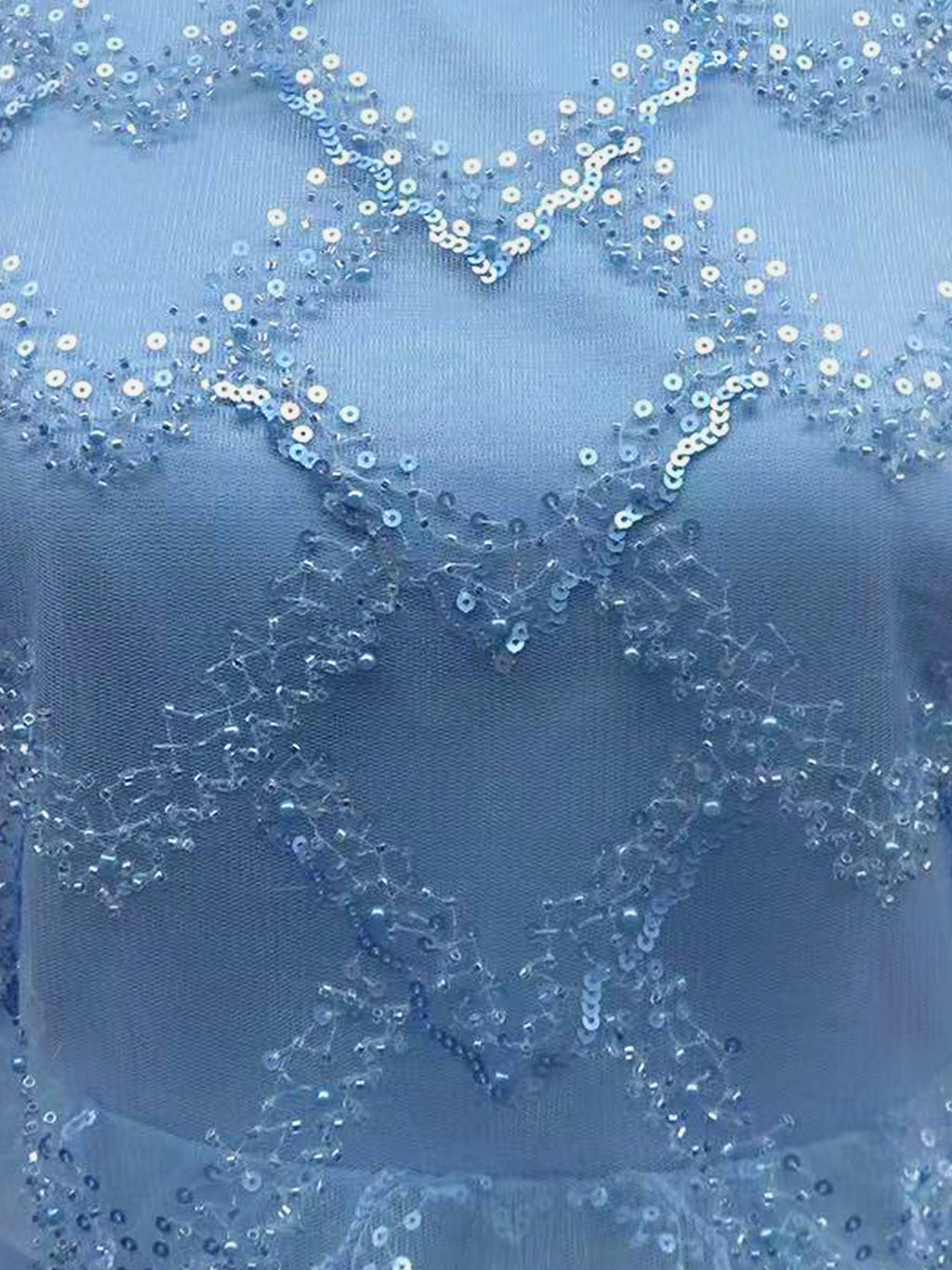 Vestido azul cielo con cuentas y mangas con vuelo ilusión