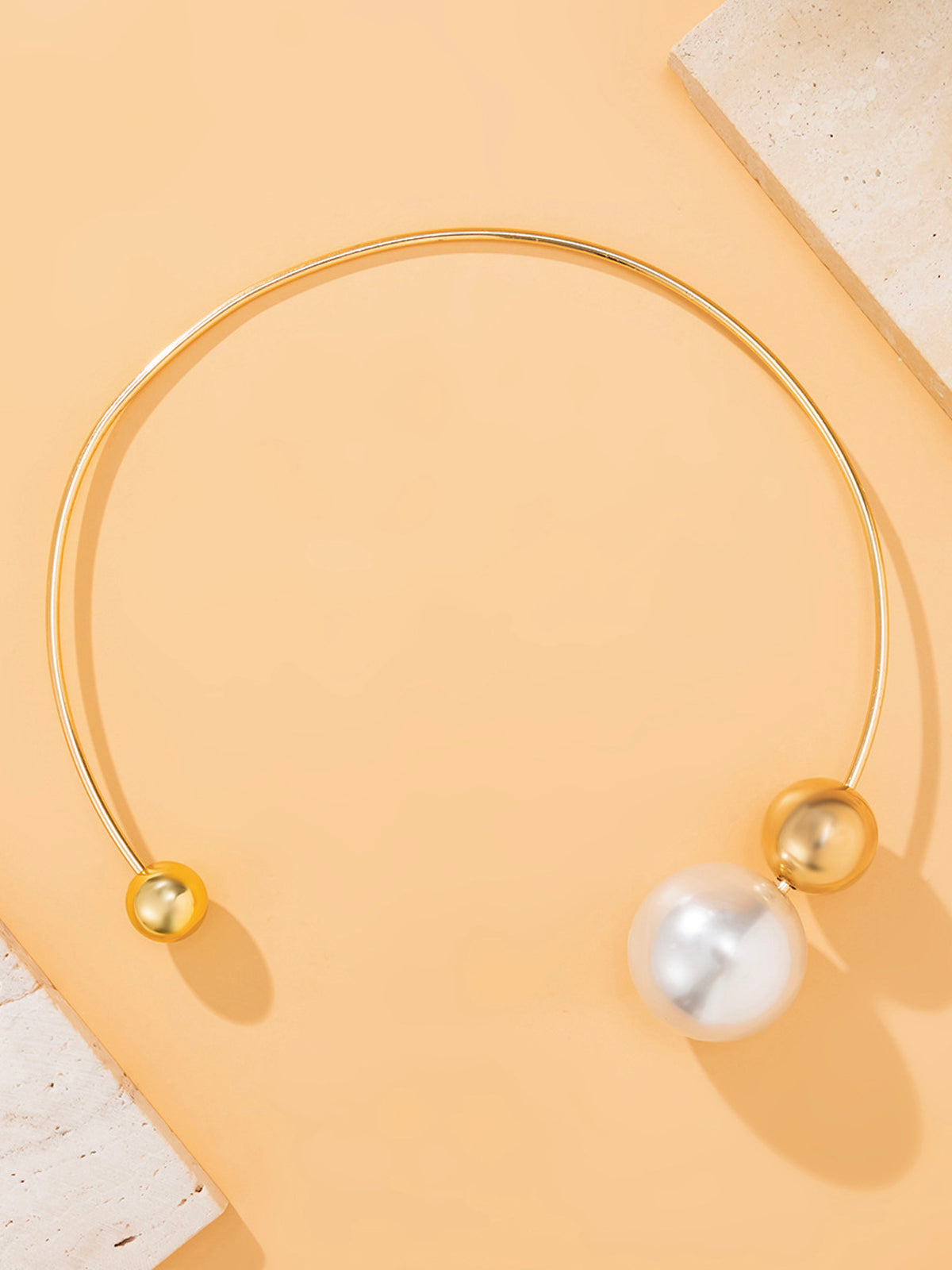 Gold Round Necklace with Pearl