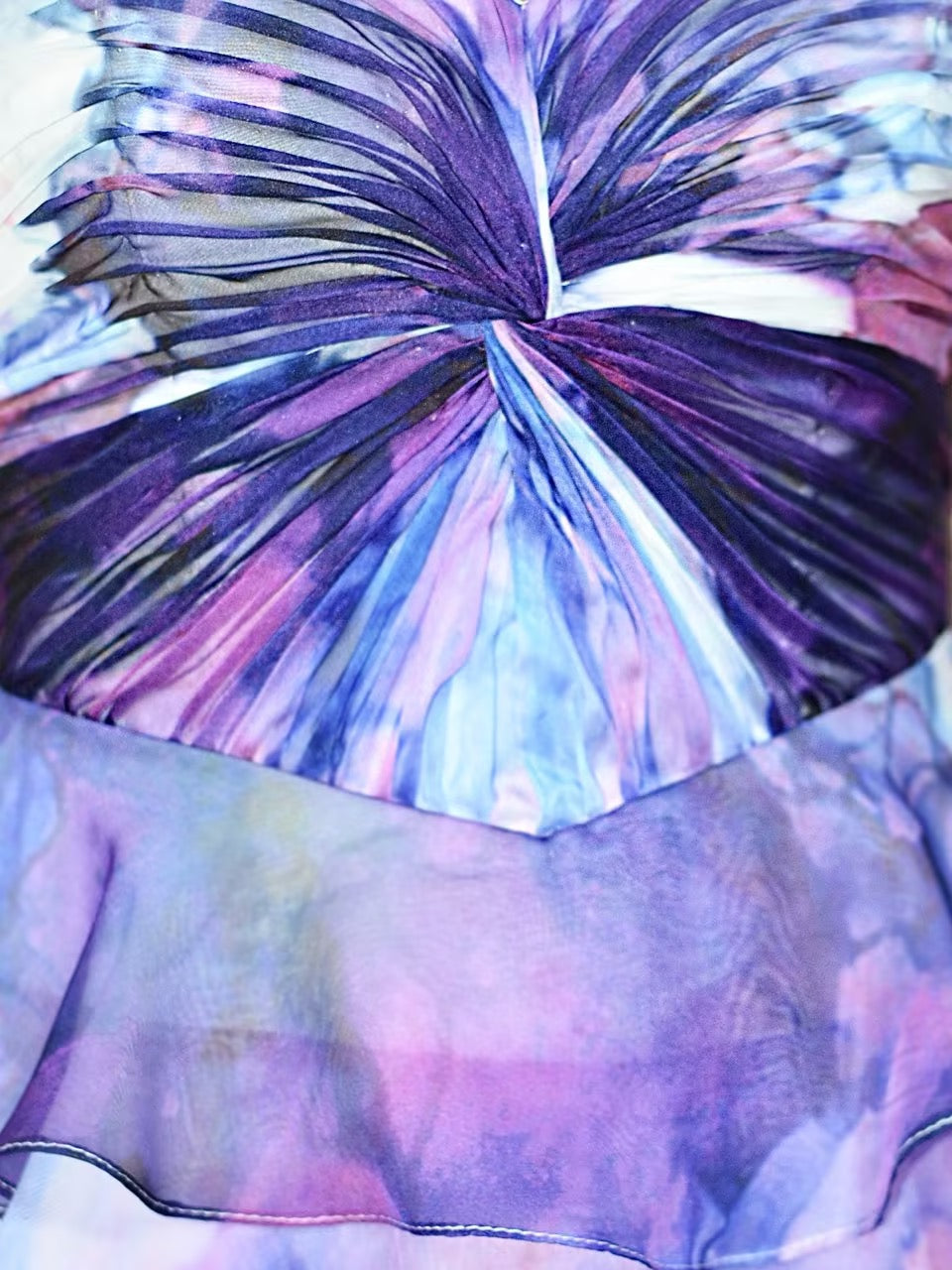 Vestido de festa lavanda com corte A e saia com babados