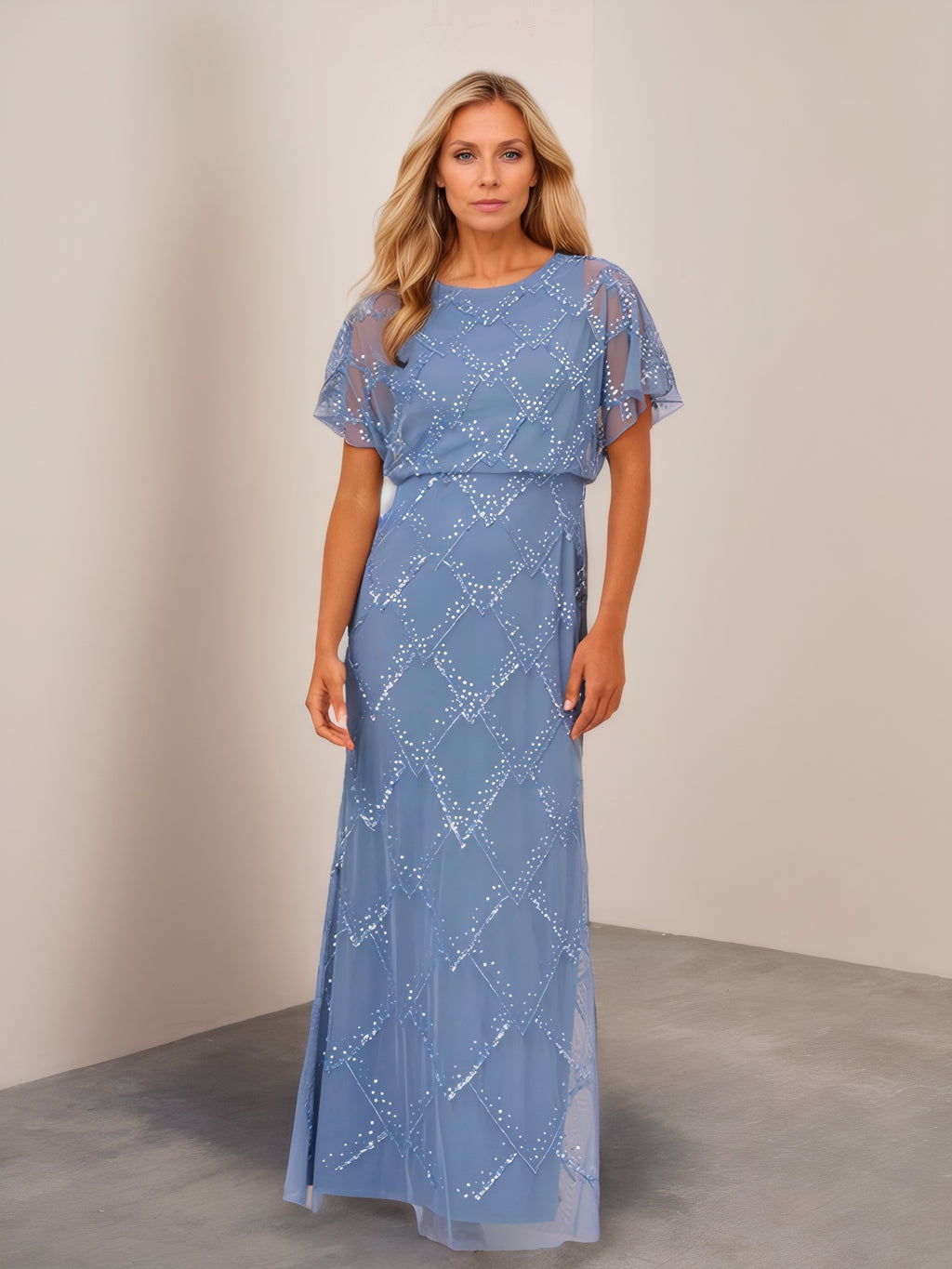 Vestido azul cielo con cuentas y mangas con vuelo ilusión