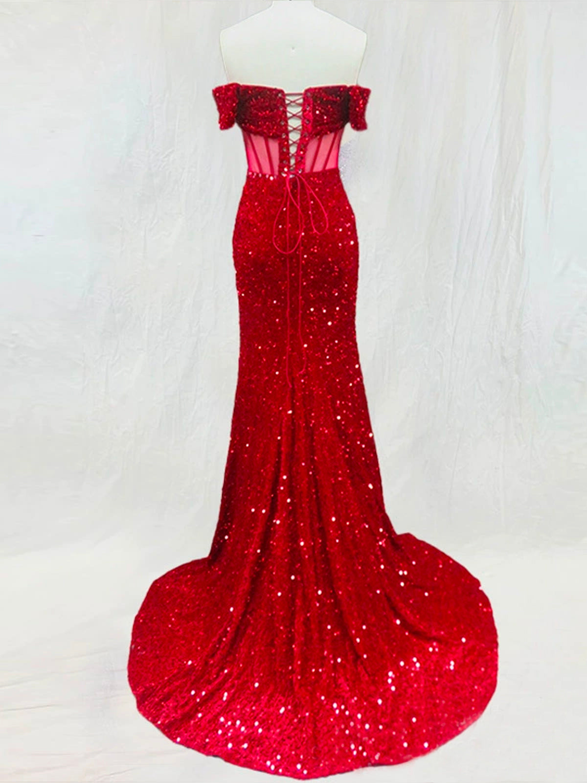 Vestido de sirena rojo con hombros descubiertos y espalda con cordones